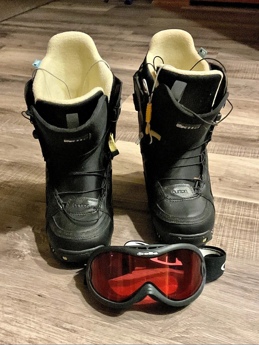 Burton Emerald Women's Snowboard Boots US 7 with bollé goggles bundle